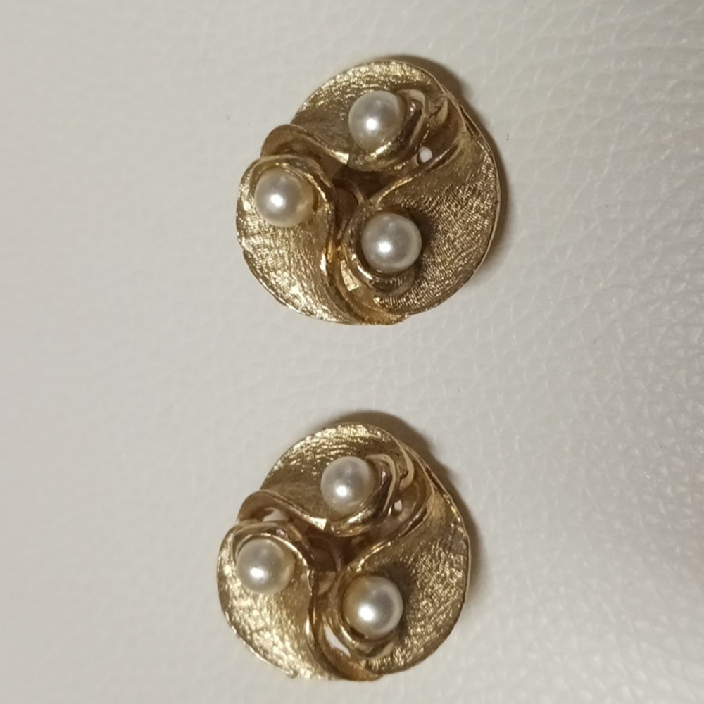 Very nice beautiful clip-on earrings